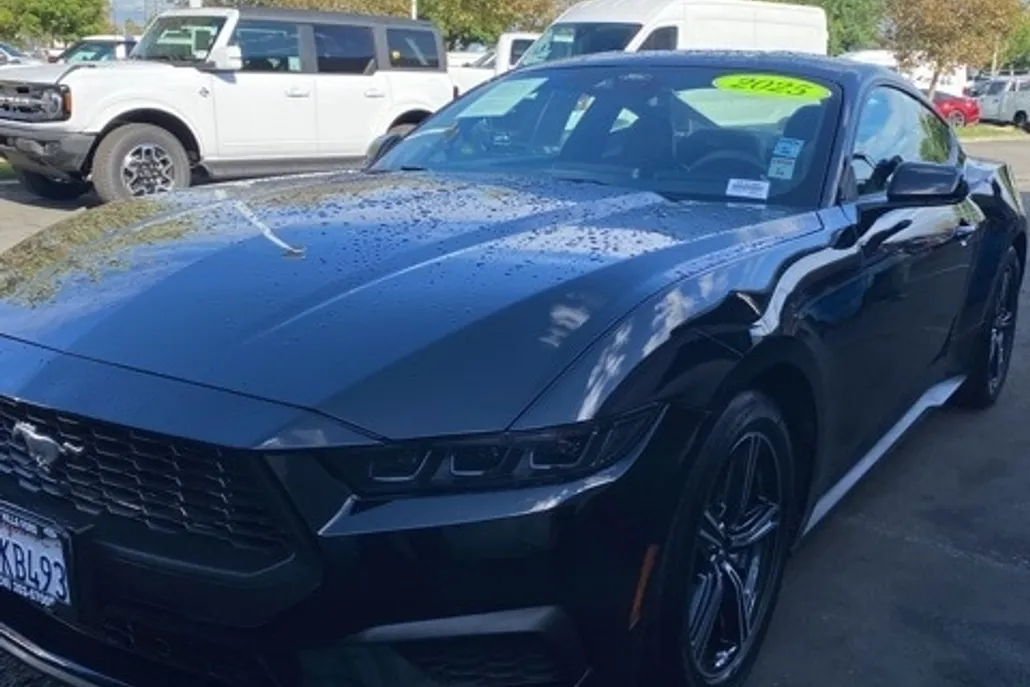 2025 Ford Mustang EcoBoost photo 1