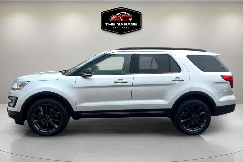 2017 Ford Explorer XLT photo 1