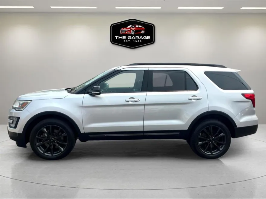 2017 Ford Explorer XLT photo 1