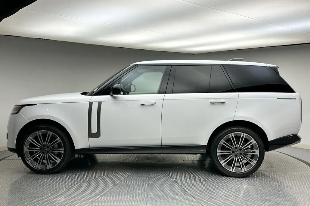 2025 Land Rover Range Rover SE photo 1