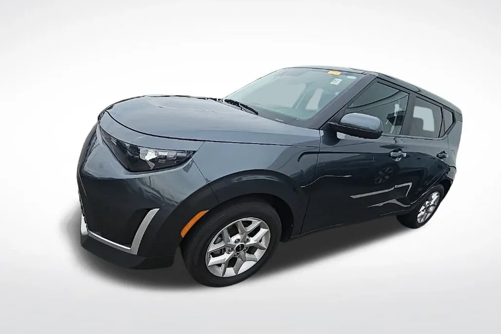 2023 Kia Soul LX photo 1