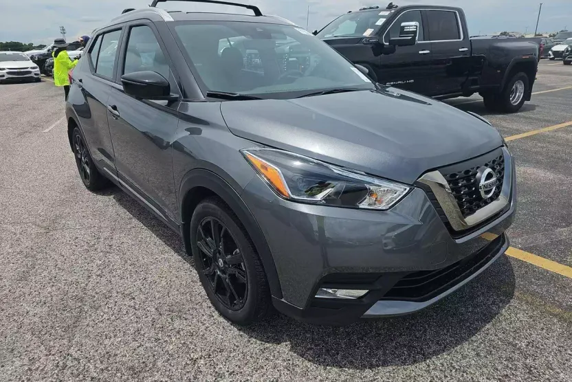 2020 Nissan Kicks SR photo 1