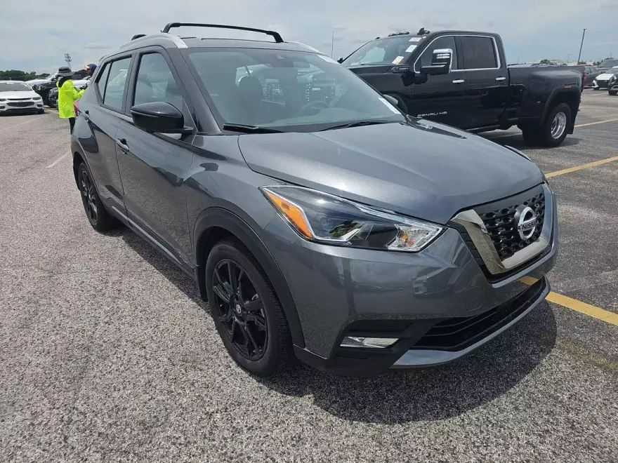 2020 Nissan Kicks SR photo 1