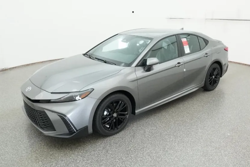 2025 Toyota Camry SE photo 1