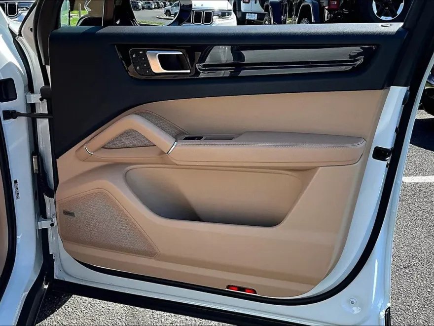 2023 Porsche Cayenne Platinum Edition photo 20