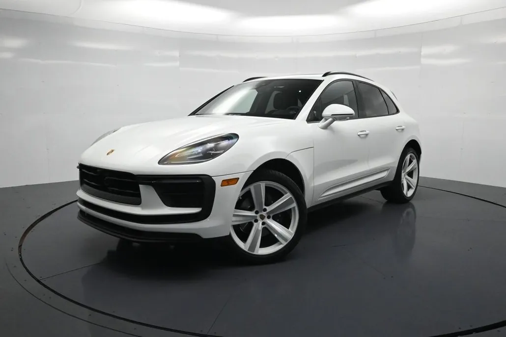 2024 Porsche Macan T photo 1