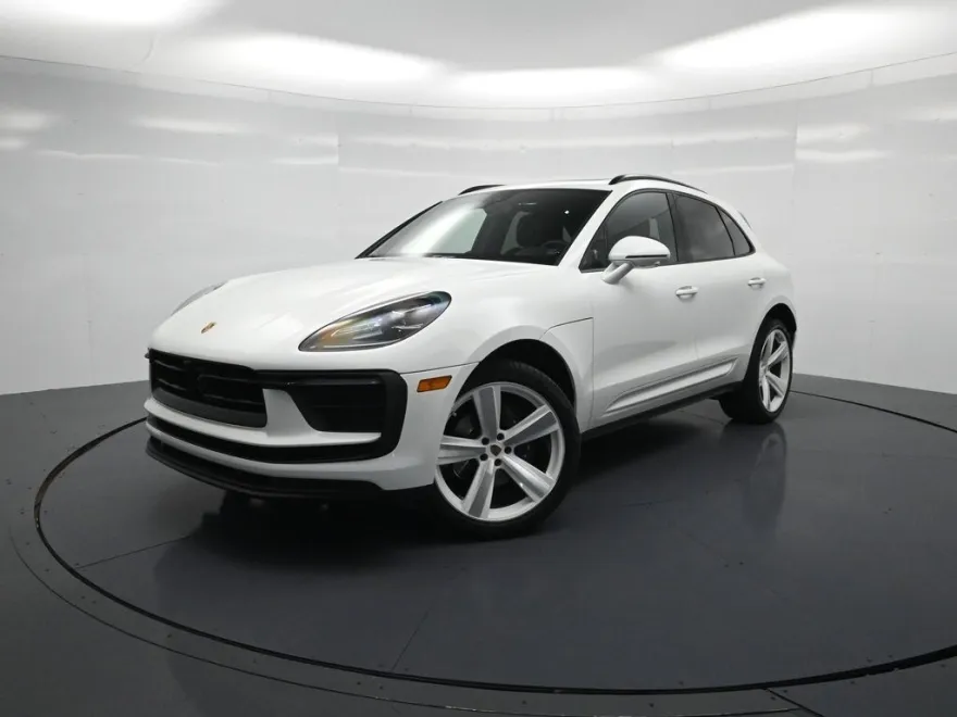 2024 Porsche Macan T photo 1