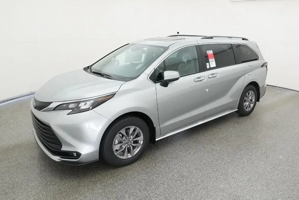 2025 Toyota Sienna XLE photo 1