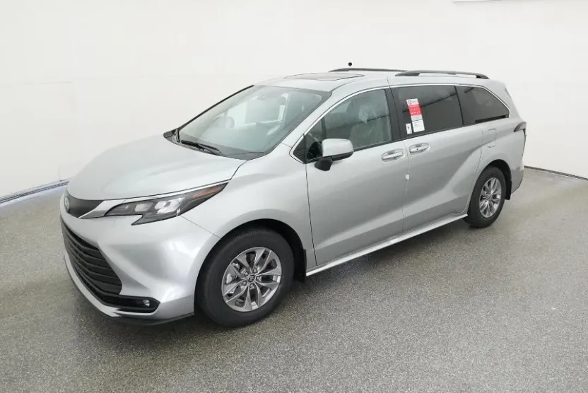 2025 Toyota Sienna XLE photo 1