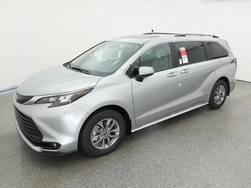 2025 Toyota Sienna XLE photo 1