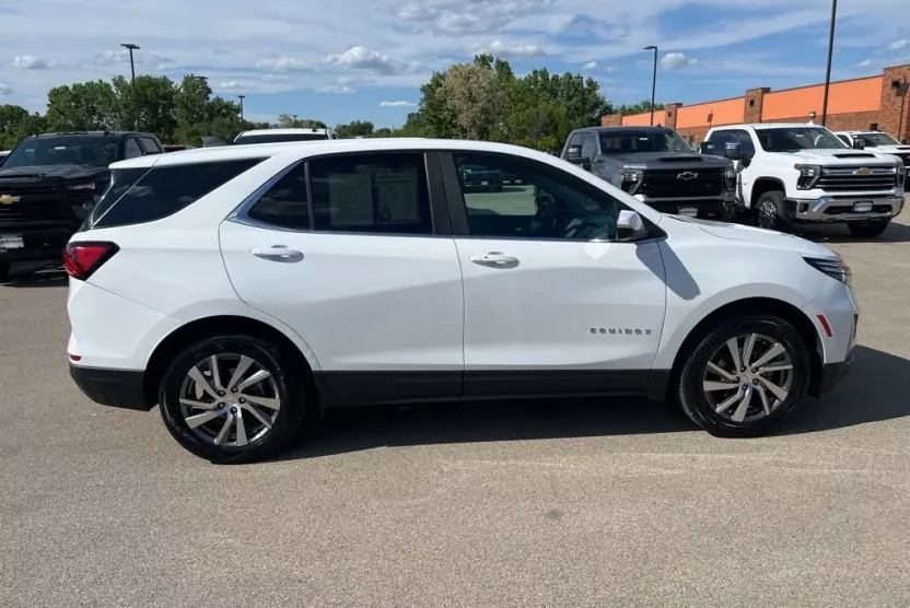2023 Chevrolet Equinox LT photo 1
