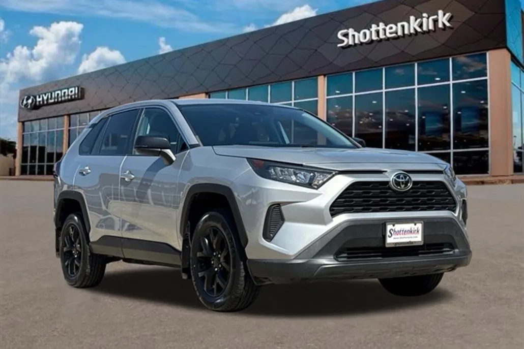 2022 Toyota RAV4 LE photo 1