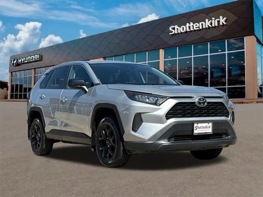 2022 Toyota RAV4 LE photo 1