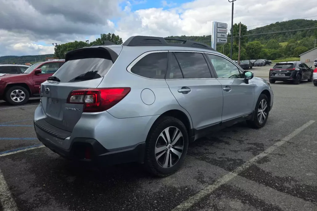 2018 Subaru Outback 2.5i Limited photo 1