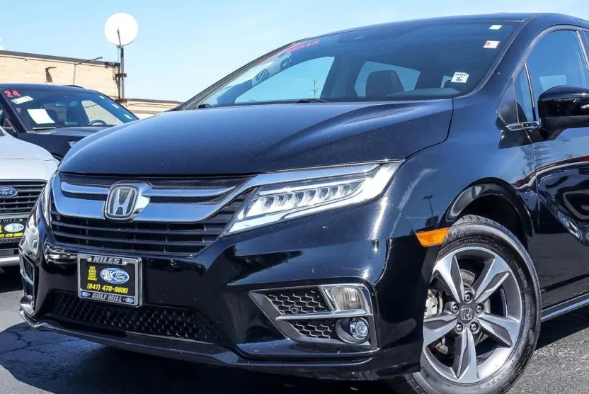 2018 Honda Odyssey Touring photo 1