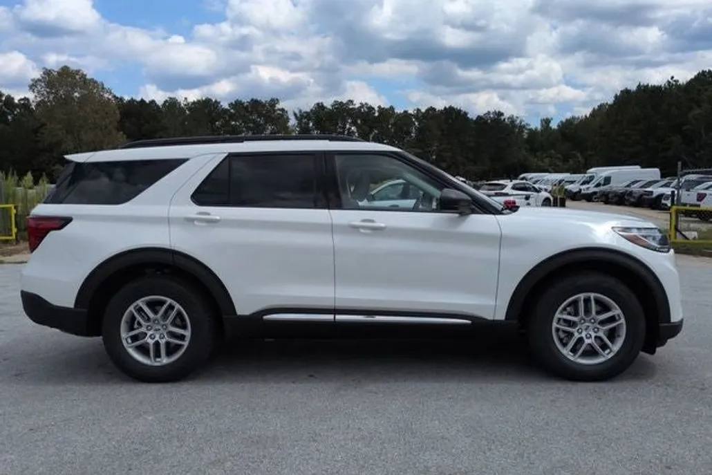 2025 Ford Explorer photo 1