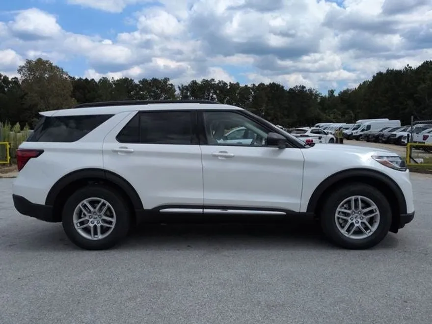 2025 Ford Explorer photo 1