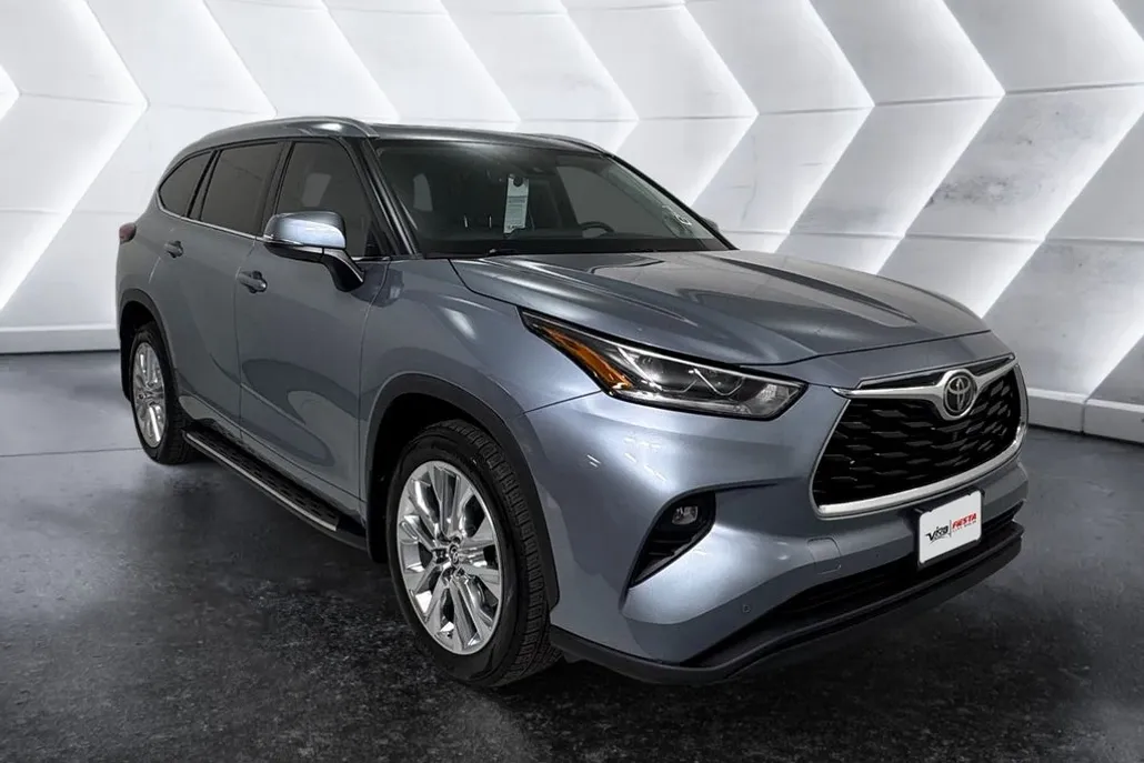 2022 Toyota Highlander Limited photo 1