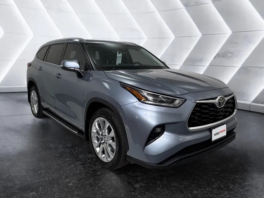 2022 Toyota Highlander Limited photo 1