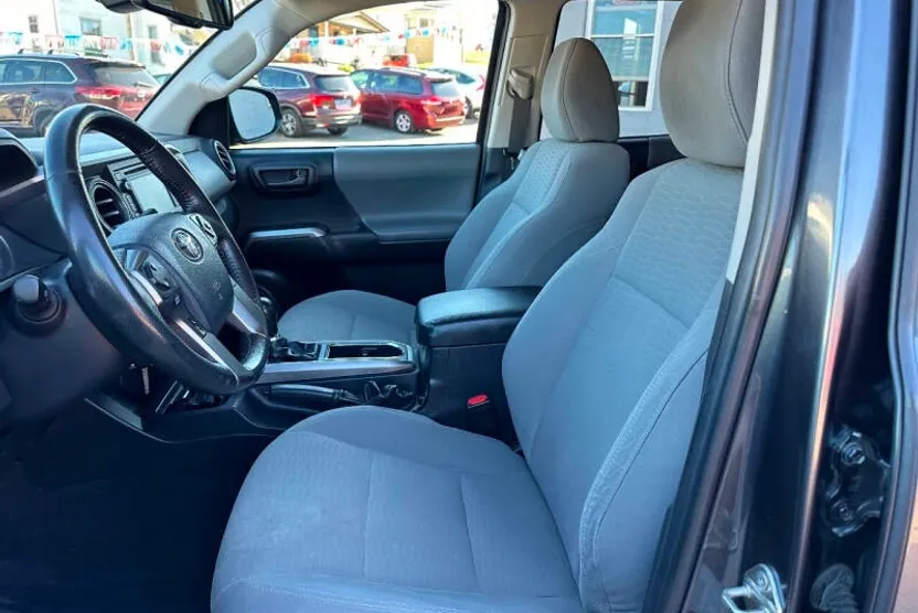 2019 Toyota Tacoma SR5 V6 photo 1