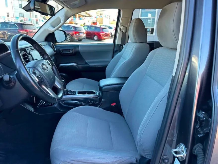 2019 Toyota Tacoma SR5 V6 photo 1