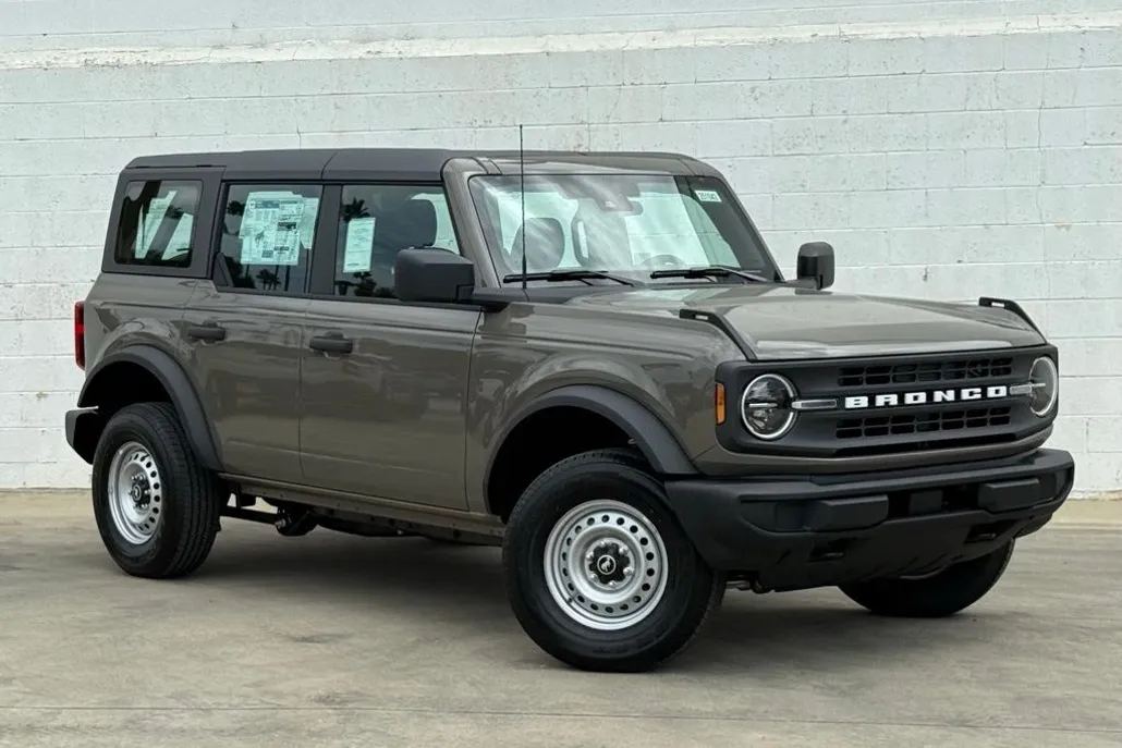2025 Ford Bronco Base photo 1