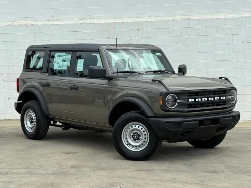 2025 Ford Bronco Base photo 1