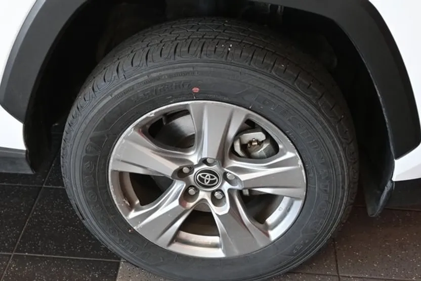 2024 Toyota RAV4 XLE photo 1