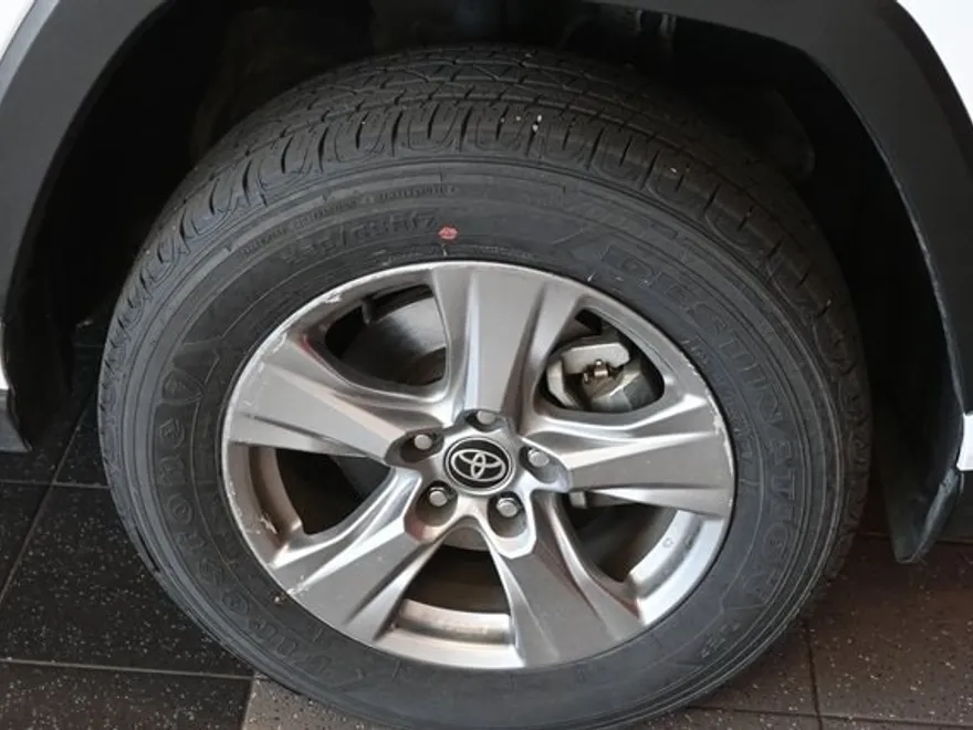 2024 Toyota RAV4 XLE photo 1
