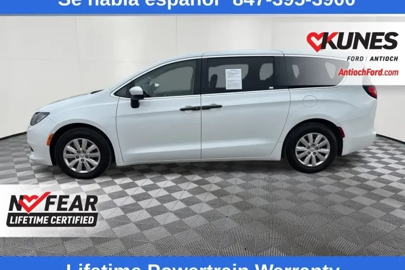 2021 Chrysler Voyager L photo 1