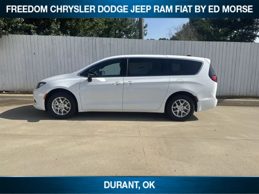 2025 Chrysler Voyager LE photo 1