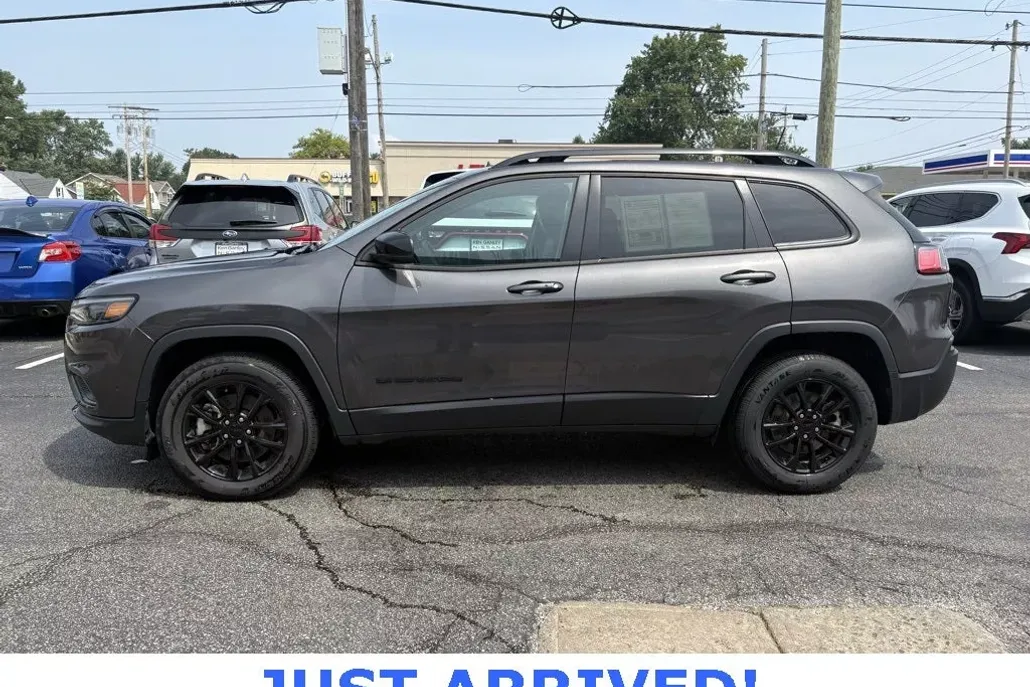 2023 Jeep Cherokee Altitude photo 1