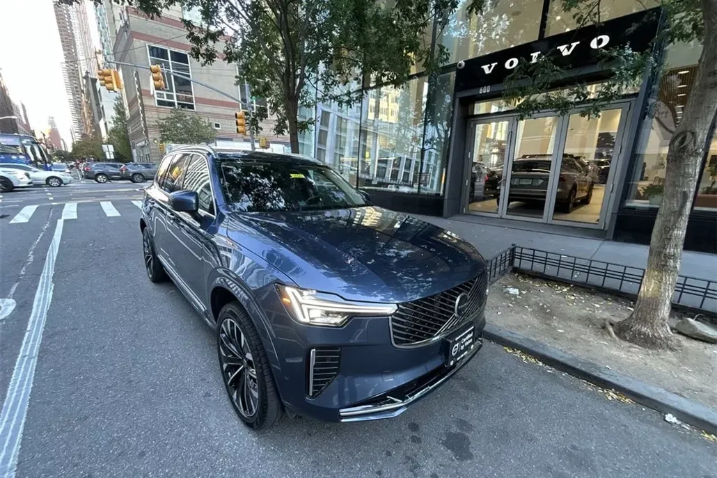 2025 Volvo XC90 B5 Plus photo 1
