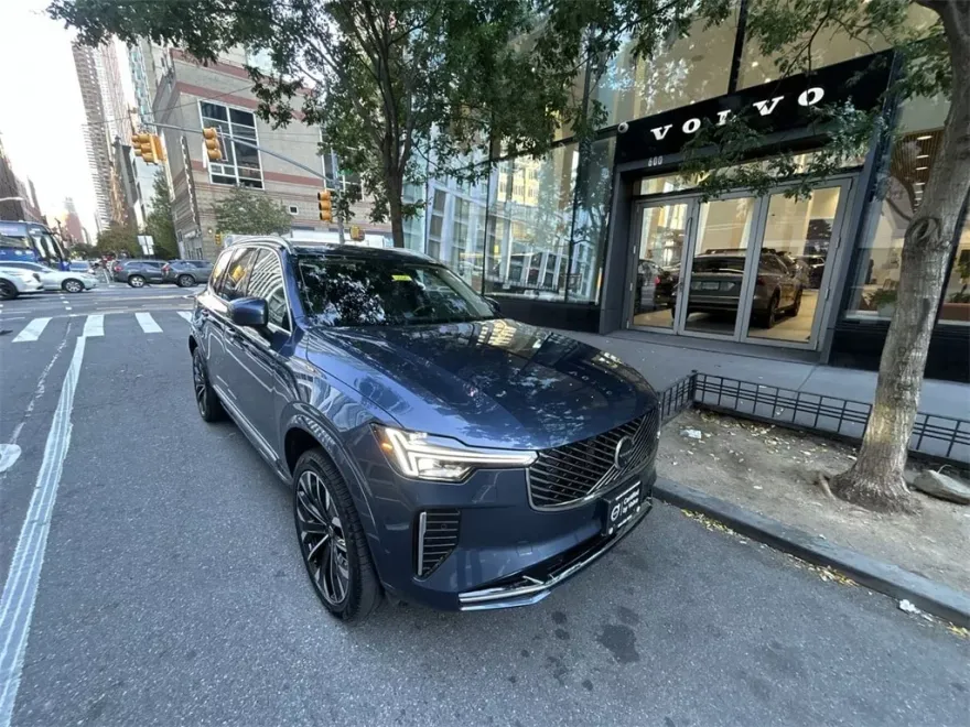 2025 Volvo XC90 B5 Plus photo 1