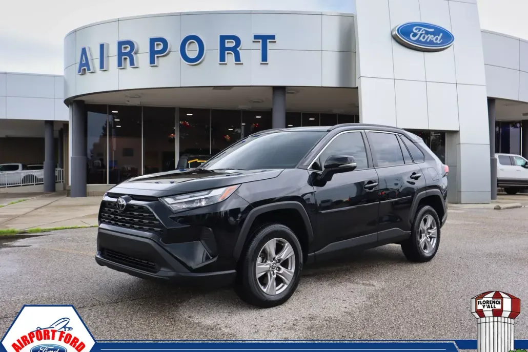 2023 Toyota RAV4 XLE photo 1