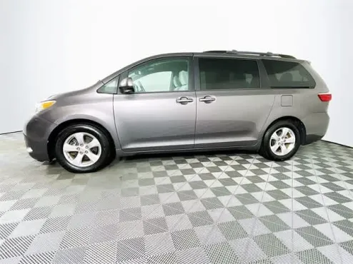 2015 Toyota Sienna LE photo 4