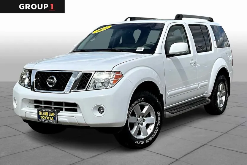 2012 Nissan Pathfinder SV photo 1