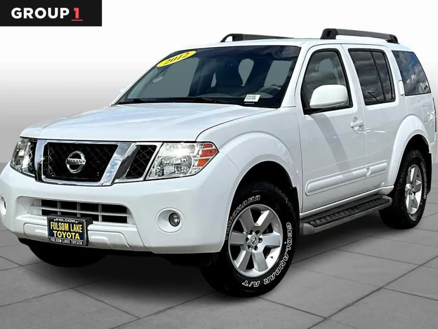 2012 Nissan Pathfinder SV photo 1