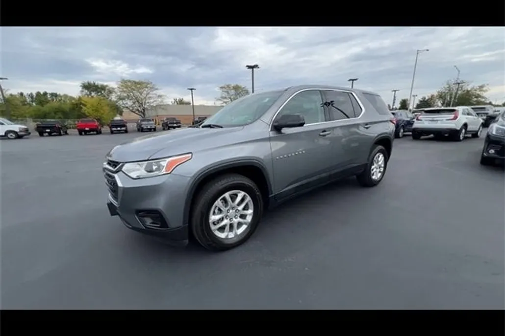 2021 Chevrolet Traverse LS photo 1