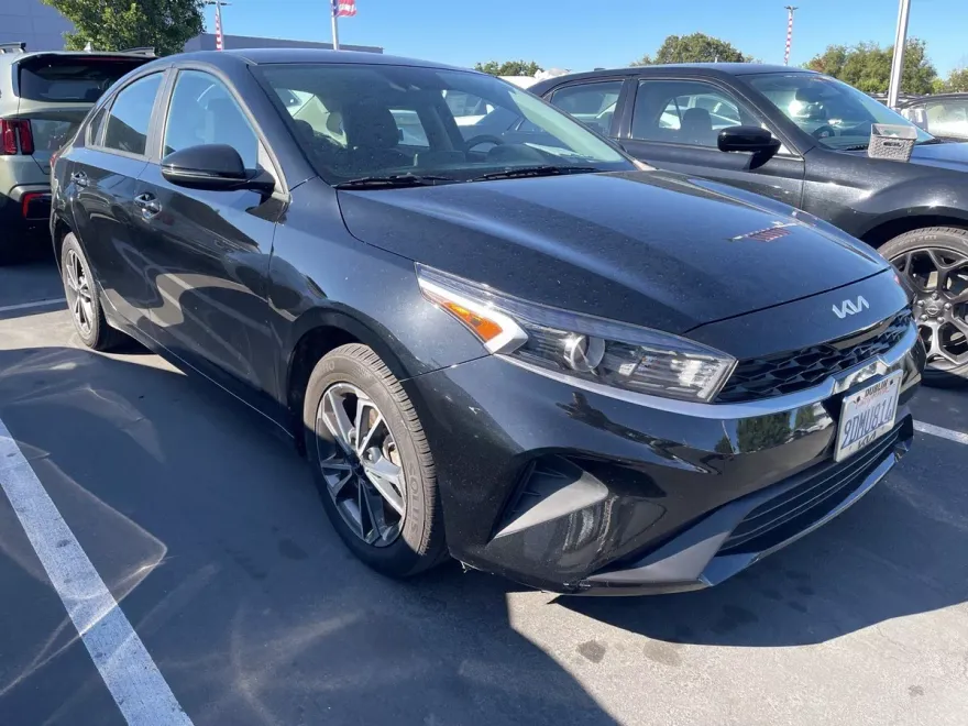 2023 Kia Forte LXS photo 1