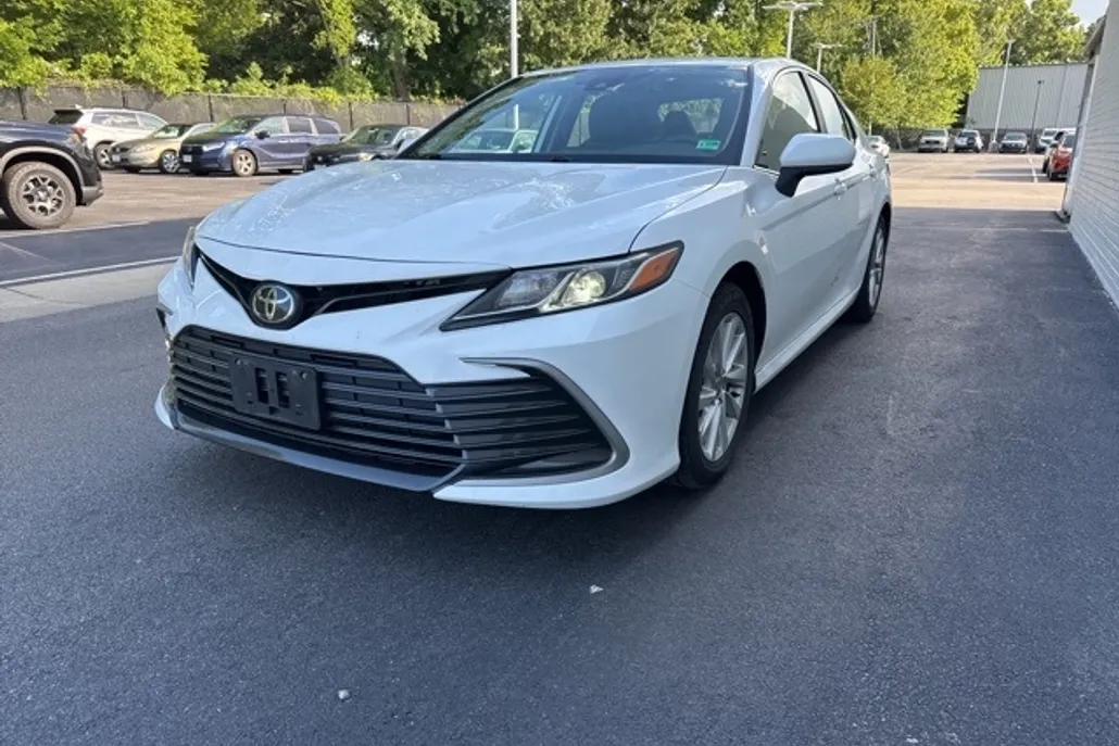 2023 Toyota Camry LE photo 1