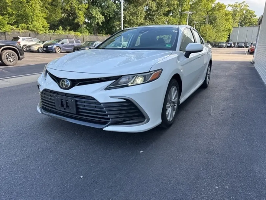 2023 Toyota Camry LE photo 1