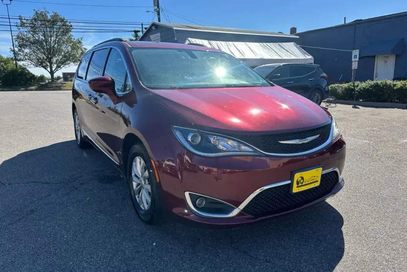 2017 Chrysler Pacifica Touring L photo 1