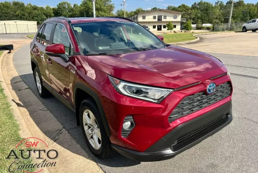 2020 Toyota RAV4 Hybrid XLE photo 1