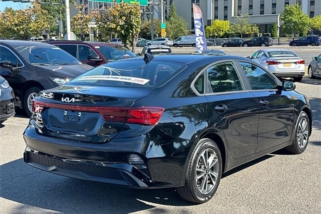 2023 Kia Forte LXS photo 1