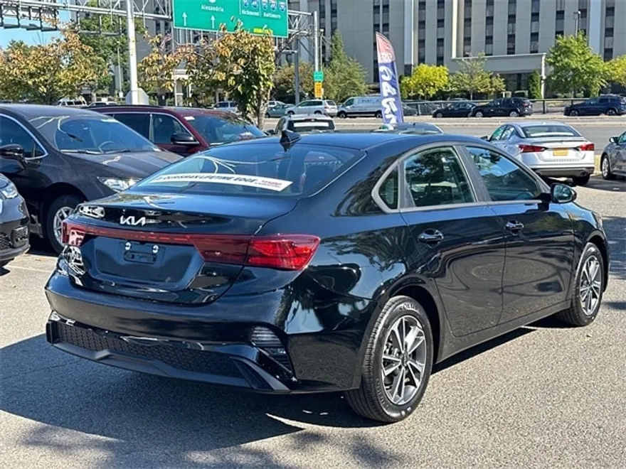 2023 Kia Forte LXS photo 1