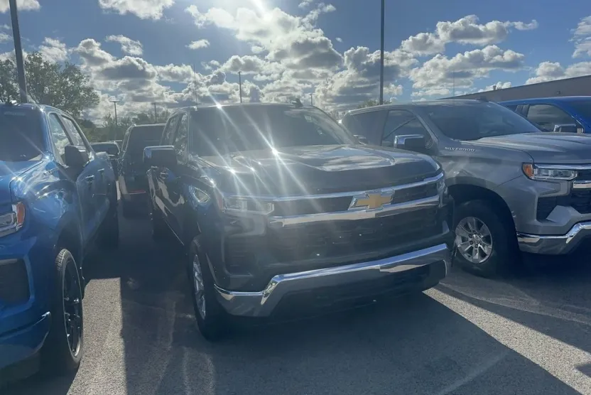 2026 Chevrolet Silverado 1500 LT photo 1