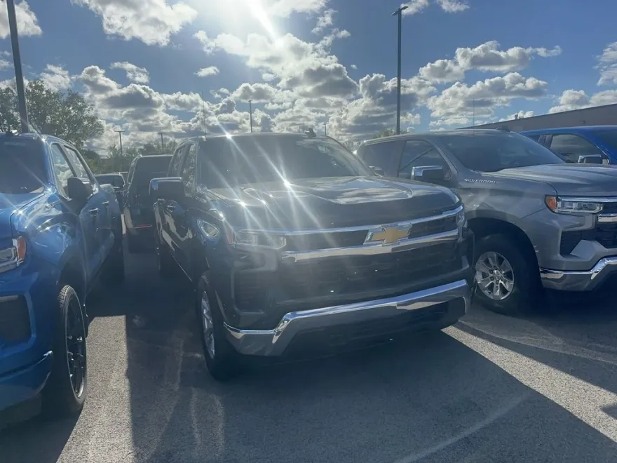 2026 Chevrolet Silverado 1500 LT photo 1