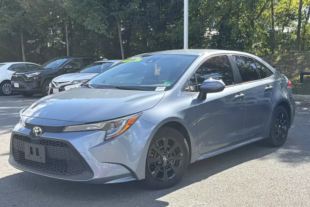 2020 Toyota Corolla LE photo 1