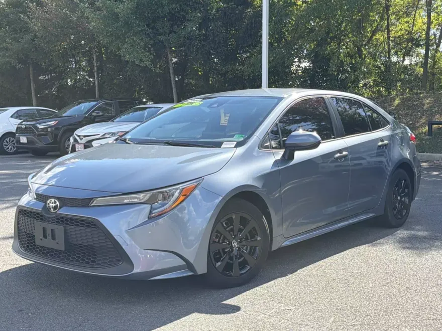 2020 Toyota Corolla LE photo 1